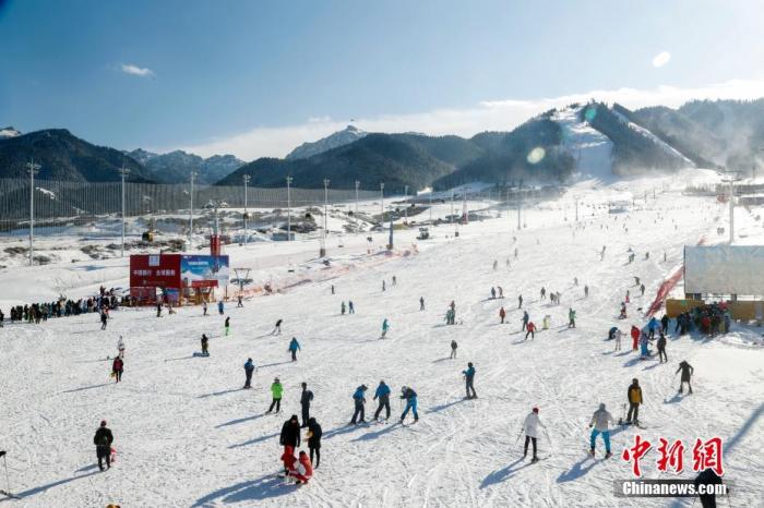 11月16日，新疆乌鲁木齐市迎来一场降雪天气，该市南郊山区一滑雪场正式迎客，众多滑雪爱好者趋之若鹜，前往雪场挥汗畅滑。随着几场降雪天气，气温逐步降低，乌鲁木齐迎来新雪季，通过前期的人工造雪过程，该市周边滑雪场陆续迎客。/p中新社记者 刘新 摄