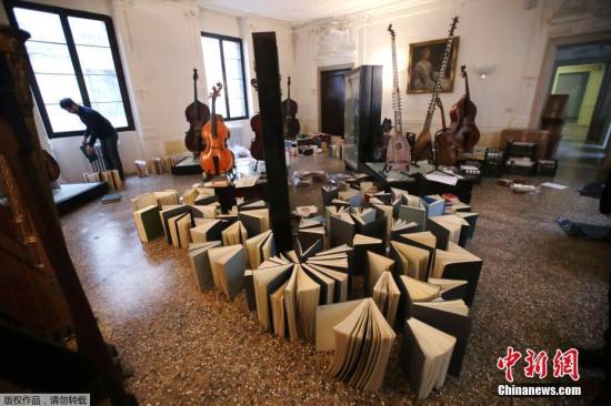 近日，威尼斯遭遇严重洪水灾害，著名音乐学府威尼斯音乐学院部分馆藏文物书籍被水浸泡，乐谱和书籍出现明显水渍和褶皱。11月16日，师生对受损文物进行了紧急抢救和维护。