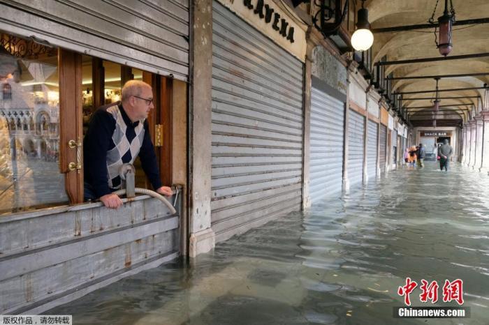 11月18日消息，意大利威尼斯全城80%被淹，教堂，商家，店铺，酒店，博物馆，历史古迹全都“泡汤”。
