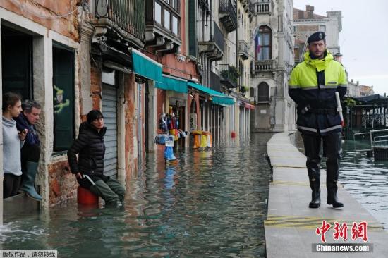 11月18日消息，意大利水城威尼斯连遭海潮冲击，全城水位居高不降。当地时间17日又有新海潮来袭，居民们“望洋兴叹”，筋疲力尽。