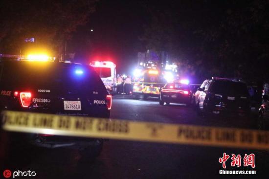 当地时间11月17日，美国加州弗雷斯诺，一名嫌疑人向聚集在弗雷斯诺市中心东部一户人家开枪，至少10人中弹，4人死亡。警方表示，这似乎是一起“大规模伤亡枪击事件”。图片来源：IC photo