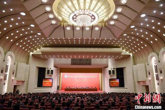 11月18日，中国侨商联合会第五次会员代表大会在北京人民大会堂闭幕。 <a target='_blank' href='http://www.chinanews.com/'>中新社</a>记者 侯宇 摄