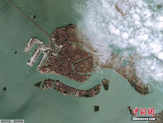 图为当地时间2019年11月14日，意大利威尼斯洪灾期间的卫星图像。