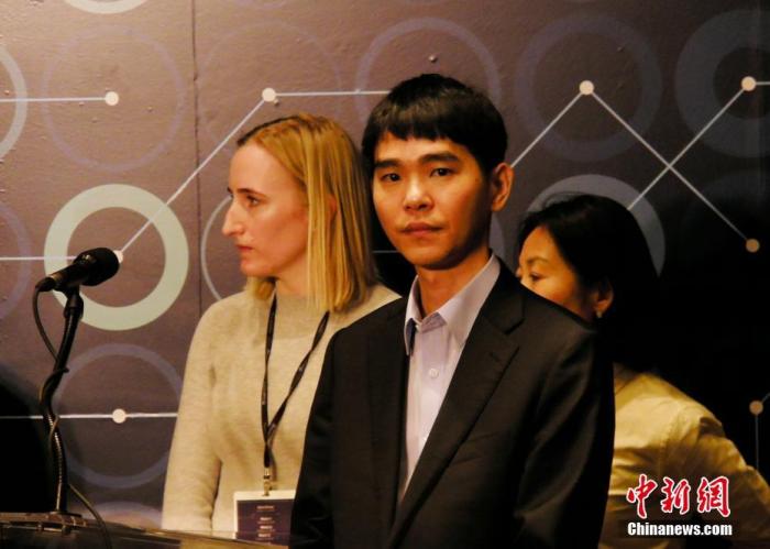 图为2016年3月9日，韩国职业9段李世石与谷歌人工智能系统“阿尔法围棋”（AlphaGo）进行了一场“人机大战”。