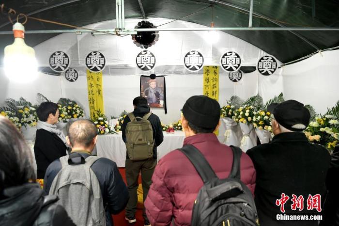 11月24日，为了能让更多亲朋好友及读者和各界人士表达对流沙河先生的惜别之情，流沙河家人在其生前居住的小区设置了吊唁处，供民众悼念。图为悼念现场。 /p中新社记者 安源 摄