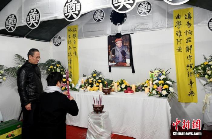 11月24日，为了能让更多亲朋好友及读者和各界人士表达对流沙河先生的惜别之情，流沙河家人在其生前居住的小区设置了吊唁处，供民众悼念。图为悼念现场。 /p中新社记者 安源 摄