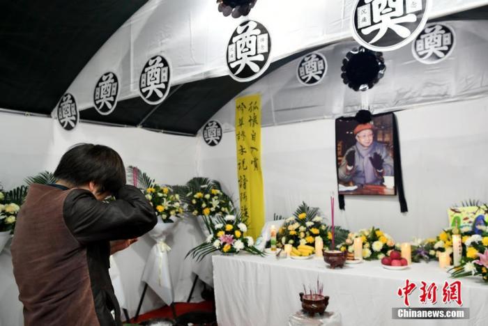 11月24日，为了能让更多亲朋好友及读者和各界人士表达对流沙河先生的惜别之情，流沙河家人在其生前居住的小区设置了吊唁处，供民众悼念。图为悼念现场。