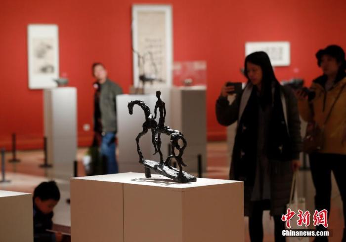 资料图：11月26日，由中国美术馆主办的“自知者明——熊秉明艺术展”在中国美术馆开幕。 <a target='_blank' href='http://www.chinanews.com/'>中新社</a>记者 杜洋 摄