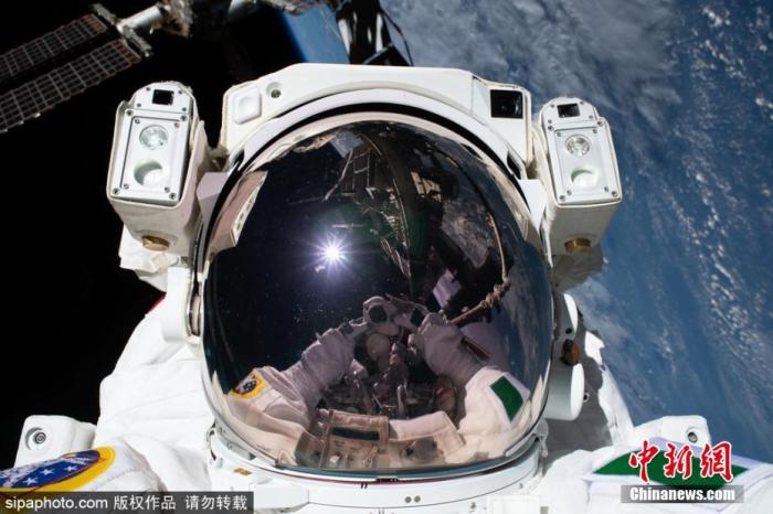 资料图：图为宇航员在太空留下“宇宙自拍照”。Sipaphoto版权作品 禁止转载
