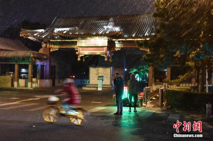 11月29日，北京迎来今冬初雪。北京市气象部门表示，当天下午14时许，北京开始出现降雪，截至18时，20个人工气象站中已有11个站点出现降雪，达到初雪标准。<a target='_blank' href='http://www.chinanews.com/'>中新社</a>记者 崔楠 摄