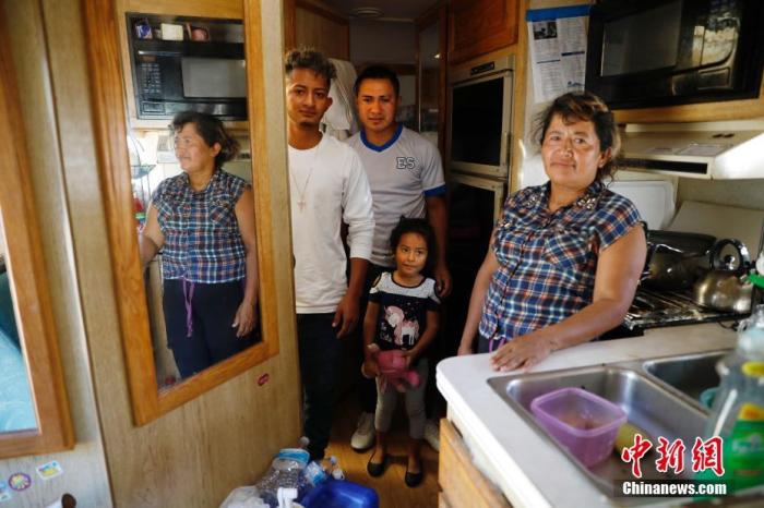 图为27岁的马文(中)与家人在他们居住的房车里。<a target='_blank' href='http://www.chinanews.com/'>中新社</a>记者 刘关关 摄