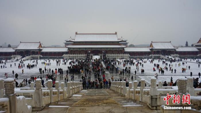 2019年11月30日，北京一场初雪后，城市银装素裹，故宫博物院迎来今年第一批赏雪游客。乔丹 摄