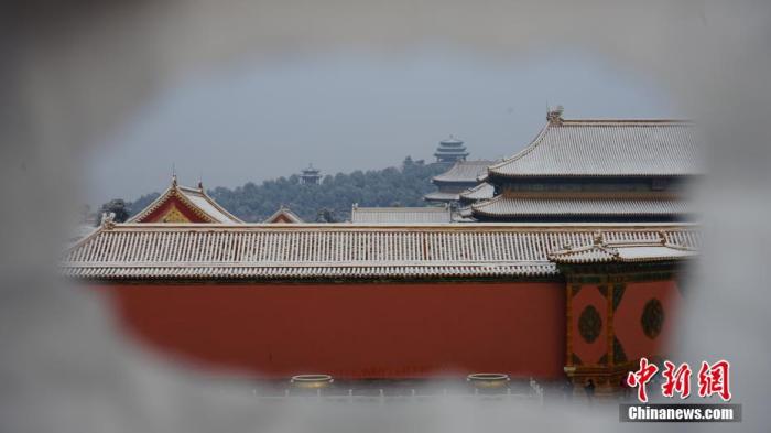 2019年11月30日，北京一场初雪后，城市银装素裹，故宫博物院迎来今年..批赏雪游客。乔丹 摄