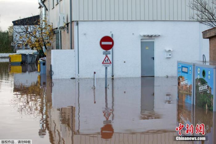 当地时间12月1日，法国东南部遭暴雨侵袭，引发洪水，导致至少2人死亡。
