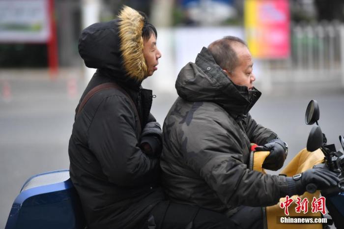 12月2日，民众着厚重的冬装出行。当日，受冷空气影响，昆明市气温骤降，主城区阴转小雨，气温5～10℃，昆明市气象台发布道路结冰黄色预警。 <a target='_blank' href='http://www.chinanews.com/'>中新社</a>记者 刘冉阳 摄