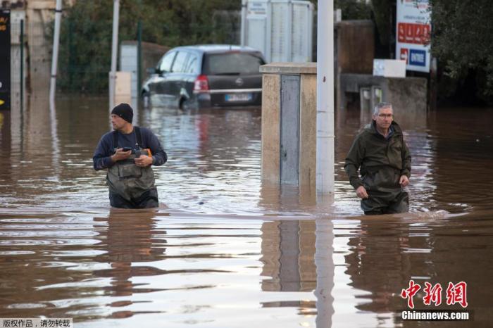 当地时间12月1日，法国东南部遭暴雨侵袭，引发洪水，导致至少2人死亡。