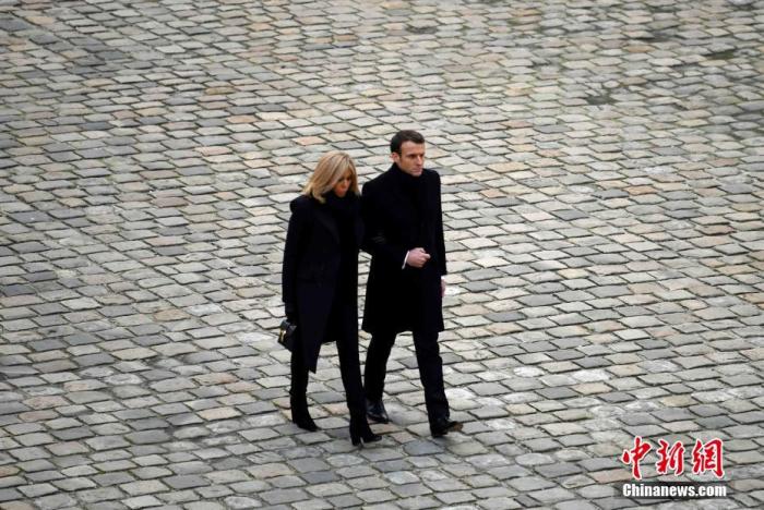 当地时间12月2日，法国在巴黎荣军院举行隆重的国家悼念仪式，哀悼在马里遇难的13名法军士兵。法国总统马克龙与夫人布丽吉特出席。/p中新社记者 李洋 摄