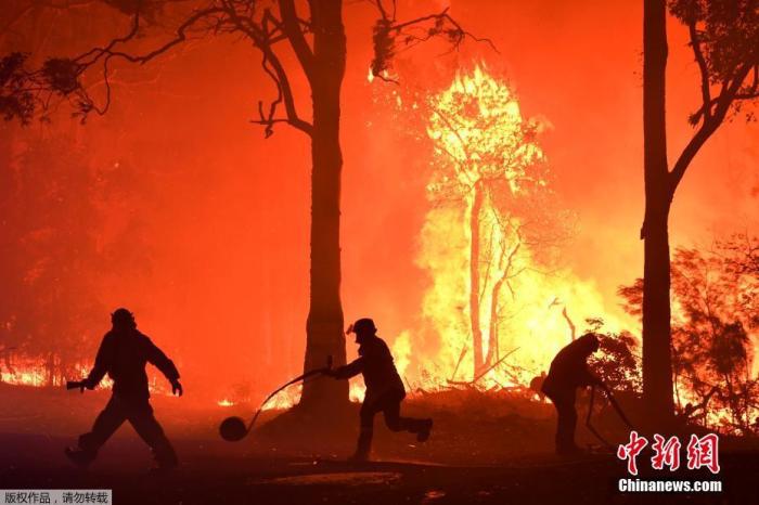 当地时间2019年12月3日，澳大利亚新南威尔士州Kioloa附近，当地山区野火持续燃烧，消防人员深夜救火。