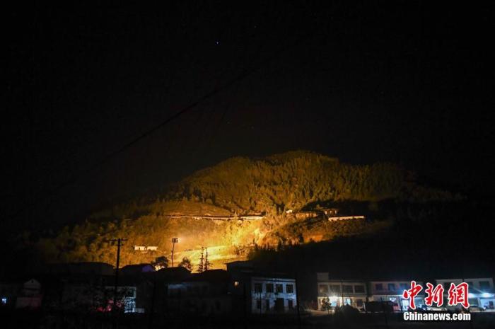 图为12月5日凌晨，爆炸事故现场灯火通明。 中新社记者 杨华峰 摄