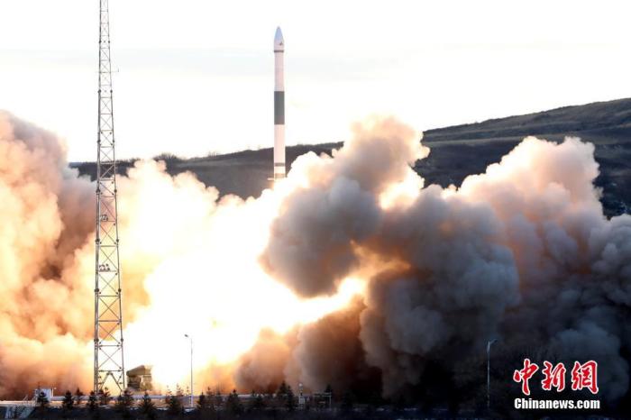 北京时间12月7日16时52分，中国在太原卫星发射中心用快舟一号甲运载火箭，采用“一箭六星”的方式，成功将“和德二号”A/B卫星、天仪16/17卫星、天启四号A/B卫星发射升空。郑逃逃 摄