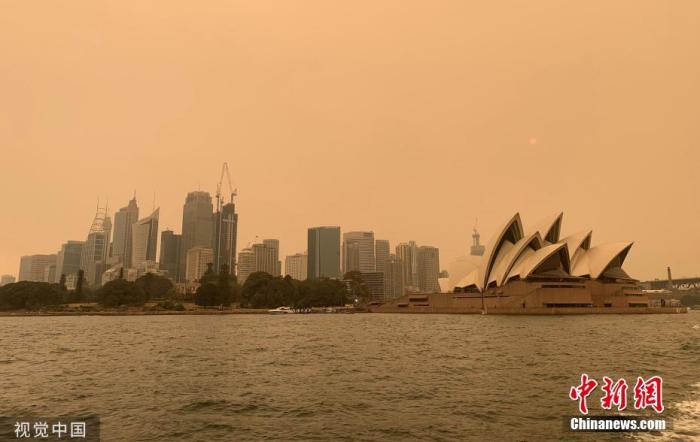 资料图：澳大利亚悉尼，新南威尔士州大火持续蔓延，悉尼上空烟雾弥漫。