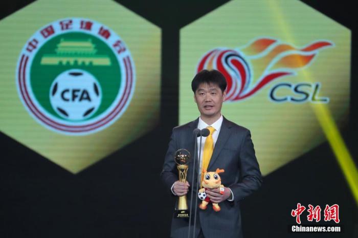 2019中超联赛年度颁奖典礼，李霄鹏获得最佳教练奖。 张亨伟 摄
