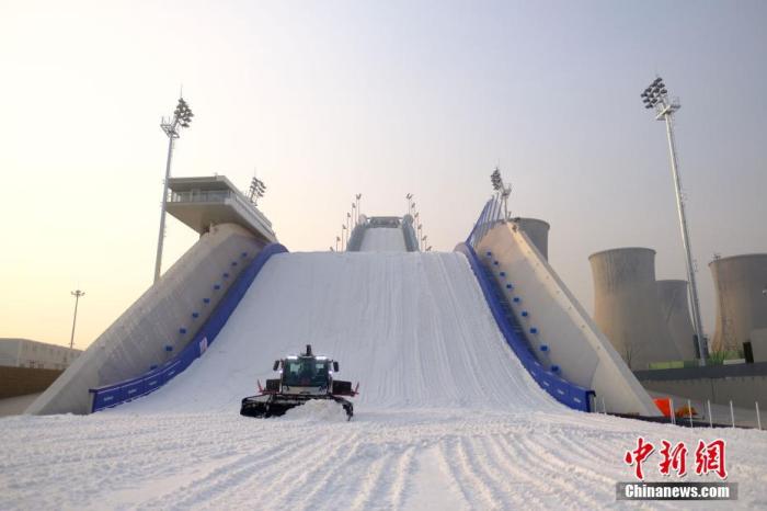 12月8日，北京首钢滑雪大跳台造雪。首钢滑雪大跳台是北京冬奥会跳台滑雪项目的比赛场馆，也是北京赛区唯一一处雪上项目比赛场地。12月10日至14日，2019沸雪北京国际雪联单板及自由式滑雪大跳台世界杯赛将在此举办。<a target='_blank' href='/'>中新社</a>记者 富田 摄