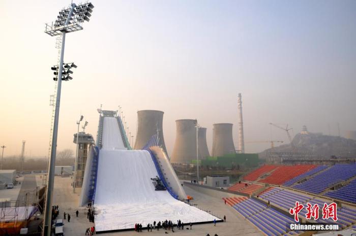 12月8日，北京首钢滑雪大跳台造雪。首钢滑雪大跳台是北京冬奥会跳台滑雪项目的比赛场馆，也是北京赛区唯一一处雪上项目比赛场地。12月10日至14日，2019沸雪北京国际雪联单板及自由式滑雪大跳台世界杯赛将在此举办。<a target='_blank' href='http://www.chinanews.com/'>中新社</a>记者 富田 摄