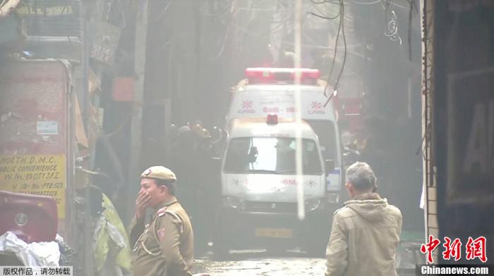 当地时间12月8日，印度德里一家工厂突发大火，救援现场烟雾弥漫。据报道，当地消防当局证实，该事故死亡人数升至43人。当地消防部门接到报警电话，随后赶到现场救援。目前，已救出56人，救援活动仍在继续。