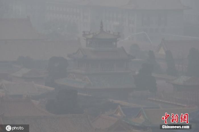 2019年12月9日，北方多省份出现的大雾潮湿天气使得空气污染指数急剧上升，北京全市PM2.5均值将达到5级重度污染。图为2019年12月9日北京出现重度污染。 图片来源：ICphoto