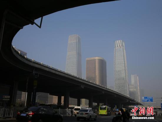 12月9日，北京出现重度雾霾天气。北京市本次的污染过程主要是近距离区域传输贡献为主，北京地源贡献为辅的推动下导致的。<a target='_blank' href='http://www.chinanews.com/'>中新社</a>记者 杨可佳 摄