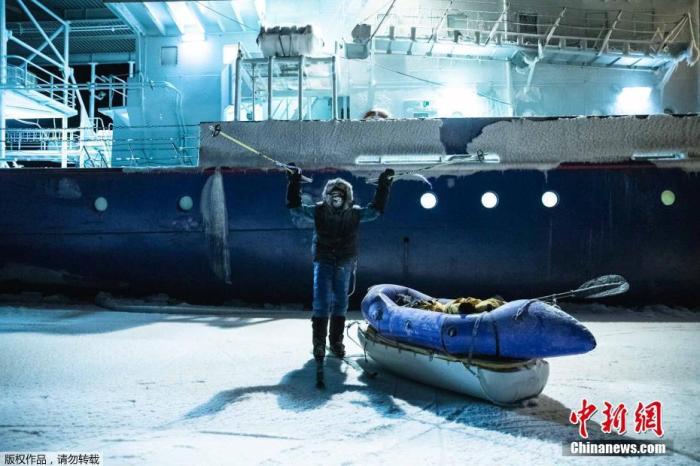 图为12月8日在挪威海域等待冒险家的长矛号破冰船。
