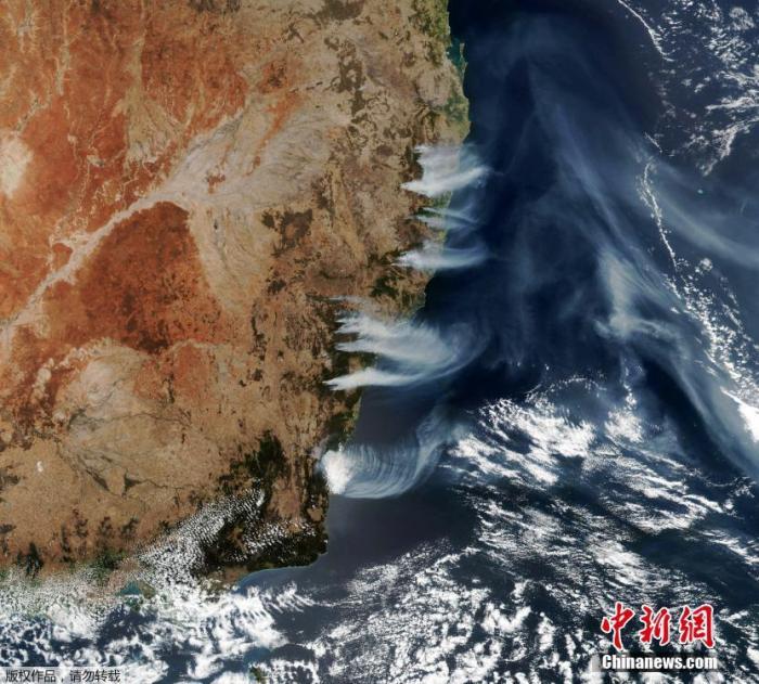 2019年12月12日讯，NASA发布12月4日拍摄的澳山火火灾后的卫星图像，画面清晰可见烟雾飘出。澳洲山火肆虐多日，截至12月11日，已造成724幢房屋被毁，燃烧面积达到270万公顷。