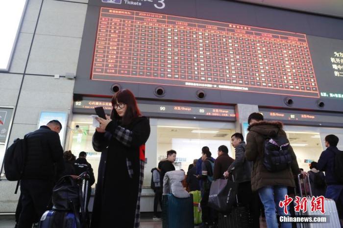 资料图：旅客在铁路上海虹桥站排队购买车票。殷立勤 摄