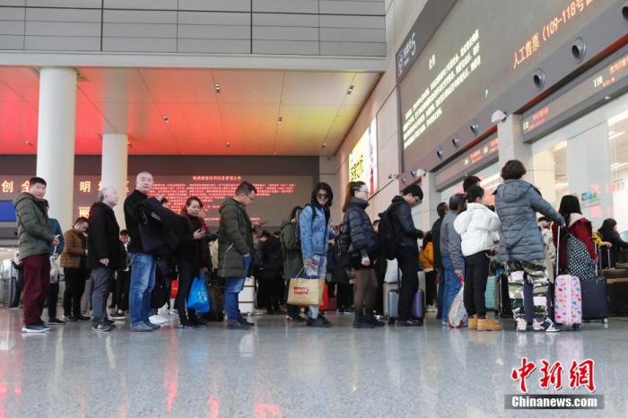 12月12日，旅客在铁路上海虹桥站排队购买车票。图为旅客在排队等待取票。殷立勤 摄
