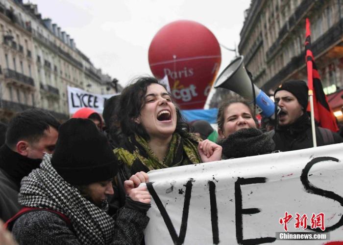 当地时间12月12日，数以千计法国民众在巴黎游行示威，反对政府退休制度改革方案。<a target='_blank' href='http://www.chinanews.com/'>中新社</a>记者 李洋 摄