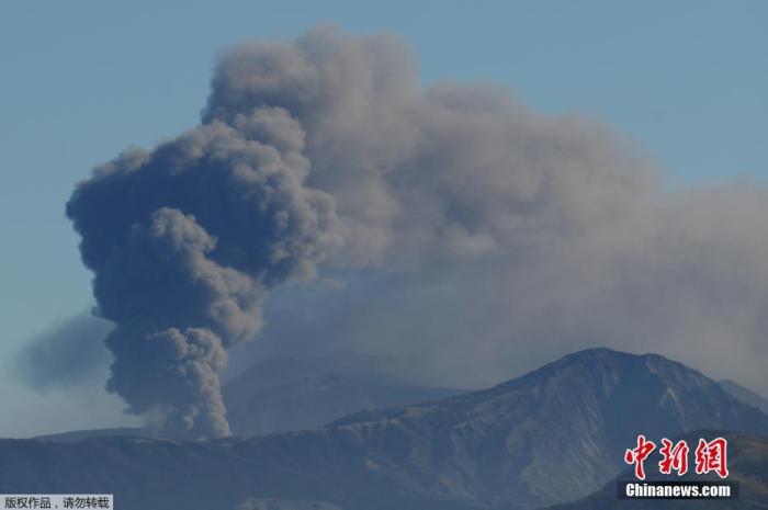 12月13日，位于日本熊本县的阿苏火山喷出烟尘，日本气象厅目前已发出警报，阿苏火山或将于近日爆发。