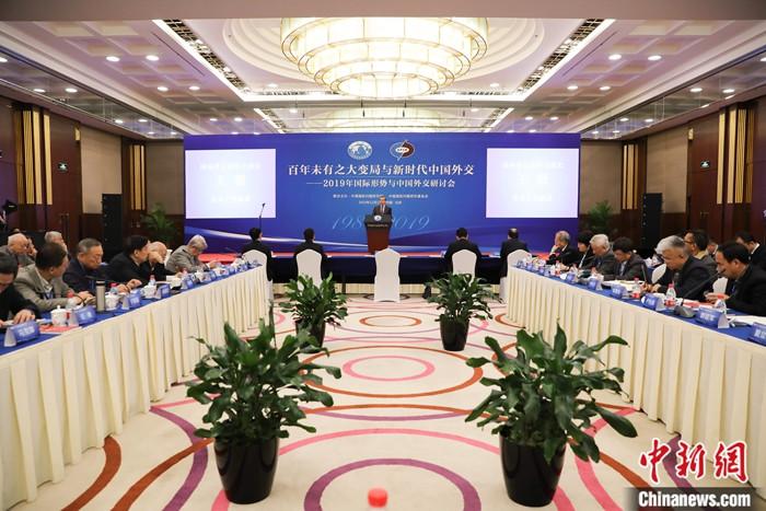12月13日,中国国务委员兼外长王毅在北京出席2019年国际形势与中国外交研讨会开幕式并发表演讲。中新社记者 赵隽 摄 12月13日,中国国务委员兼外长王毅在北京出席2019年国际形势与中国外交研讨会开幕式并发表演讲。中新社记者 赵隽 摄