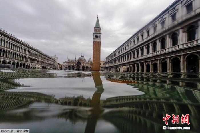 2019年11月15日，意大利威尼斯圣马可广场在涨潮时被洪水淹没。
