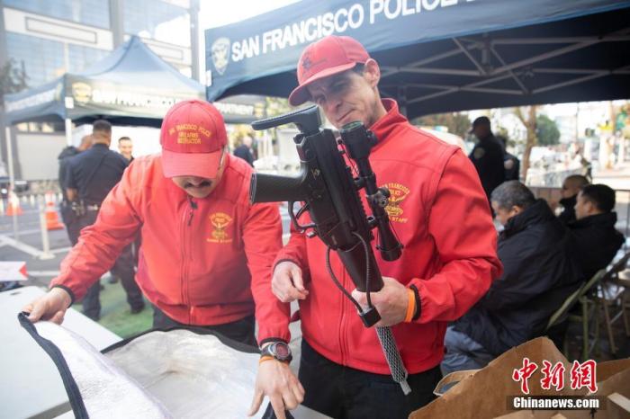 当地时间12月14日，旧金山警察局和当地组织“United Playaz”举办枪支回购活动，鼓励枪主以武器换现金，营造安全的社区环境。警方在活动结束后表示，当天共回收318把各类枪支。图为警方整理回收的枪支。<a target='_blank' href='http://www.chinanews.com/'>中新社</a>记者 刘关关 摄