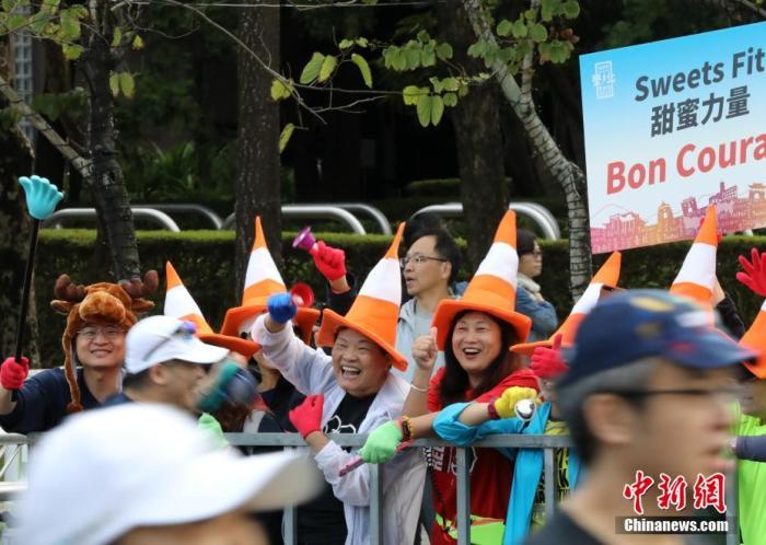 12月15日，2019台北马拉松赛在台北市政府前鸣枪起跑，2.8万名参赛者先后出发奔向终点。据统计，今年台湾地区以外的参赛者逾3000位，其中269位来自中国大陆。/p中新社记者 史元丰 摄