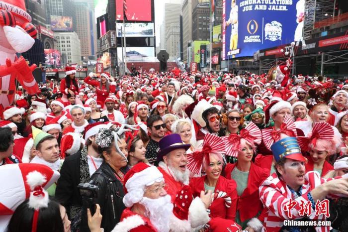 当地时间12月14日，一年一度“圣诞老人大游行”在纽约举行，众多圣诞老人装扮的民众聚集在起始点时代广场。<a target='_blank' href='http://www.chinanews.com/'>中新社</a>记者 廖攀 摄