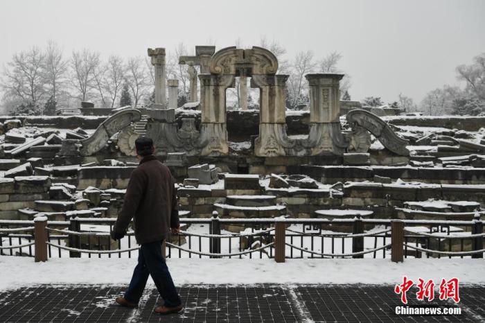 12月16日，北京迎来大雪天气，一名游客在圆明园内欣赏雪景。<a target='_blank' href='http://www.chinanews.com/'>中新社</a>记者 崔楠 摄