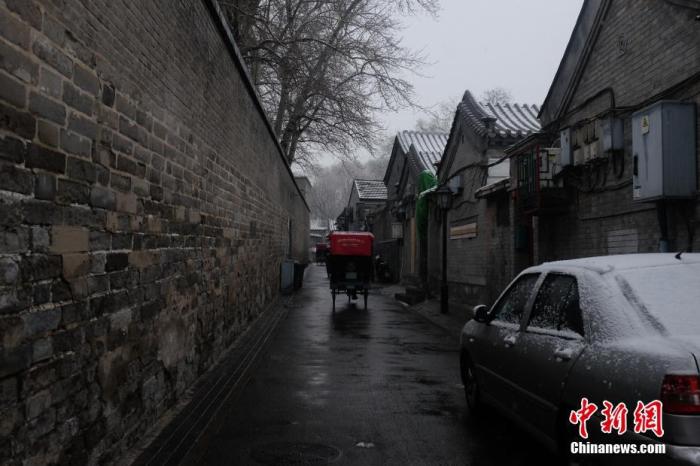 12月15日傍晚开始，北京迎来第二场降雪。北京市气象台15日先后发布了暴雪蓝色预警和道路结冰黄色预警信号，大部分地区将出现大于5毫米的降雪。随着冷空气的到来，北方大部分地区又将是雨雪笼罩，中央气象台持续发布暴雪预警，据气象预报，华北、东北部分地区先后迎来较强降雪，局地暴雪。图为12月16日清晨，北京大部分地区迎来降雪。<a target='_blank' href='http://www.chinanews.com/' >中新网</a>记者 李骏 摄