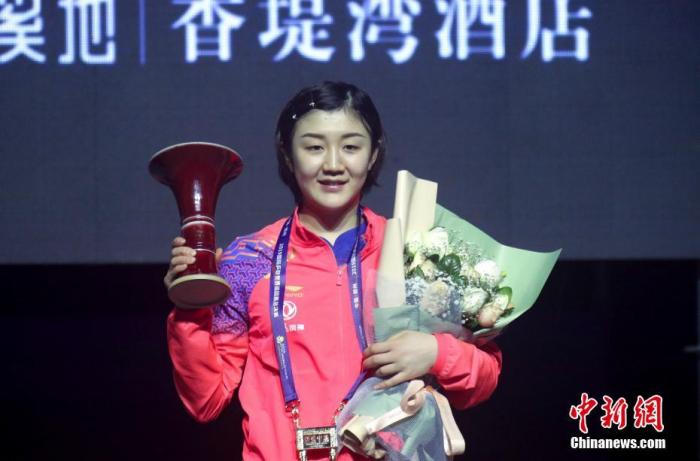 资料图：陈梦登上2020年终总决赛女单冠军领奖台。/p中新社记者 王中举 摄