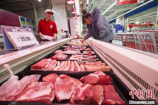 12月16日，中国国家统计局新闻发言人付凌晖表示，中国食品价格保持稳定有基础、有条件，其中猪肉价格逐步企稳甚至回落可以预期。付凌晖在当天国务院新闻办公室举行的发布会上谈及当前物价形势。他分析说，11月份，中国CPI同比上涨4.5%，比上月扩大0.7个百分点，这主要受食品价格等结构性影响。当月，食品价格上涨超过10%，其中猪肉价格同比上涨1.1倍，对CPI增长影响在六成左右。猪肉价格上涨也带动相关肉类涨价。资料图为消费者在山西太原一超市选购猪肉。 中新社记者 张云 摄