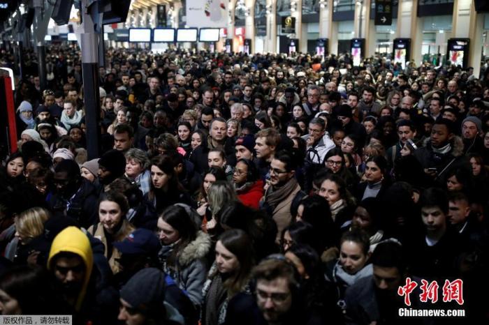 当地时间2019年12月16日，法国大罢工已进入第12天，巴黎大区的道路拥堵长达600多公里。据报道，截至当地时间16日8时46分，法国巴黎大区法兰西岛的道路拥堵长达630公里。造成严重交通拥堵的主要原因是罢工和降雨。