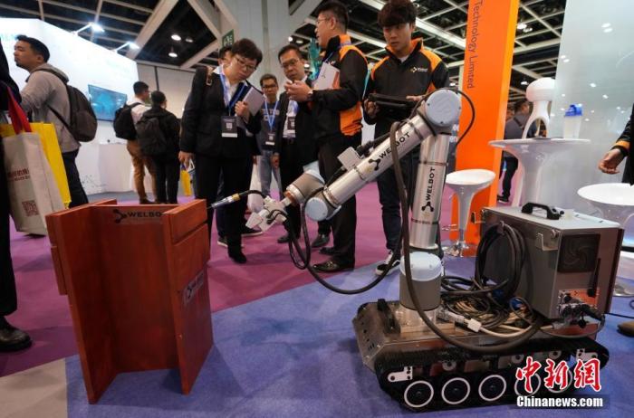 图为智能焊接机器人吸引业内人士观看。 <a target='_blank' href='http://www.chinanews.com/'>中新社</a>记者 张炜 摄