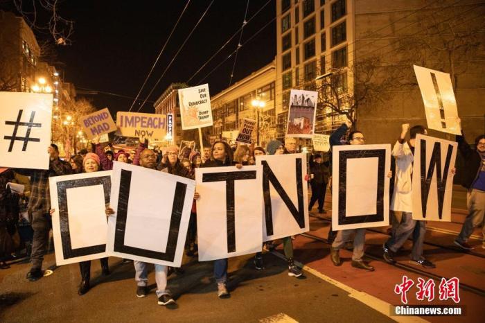 当地时间12月17日，两千多人在美国旧金山市中心集会，支持弹劾总统特朗普。 <a target='_blank' href='http://www.chinanews.com/'>中新社</a>记者 刘关关 摄