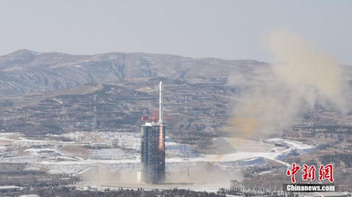 北京时间12月20日11时22分，中国在太原卫星发射中心用长征四号乙运载火箭，以“一箭九星”的方式成功发射中巴地球资源卫星04A星、赠埃塞俄比亚微小卫星以及“天琴一号”技术试验卫星等9颗卫星。贺萌 摄